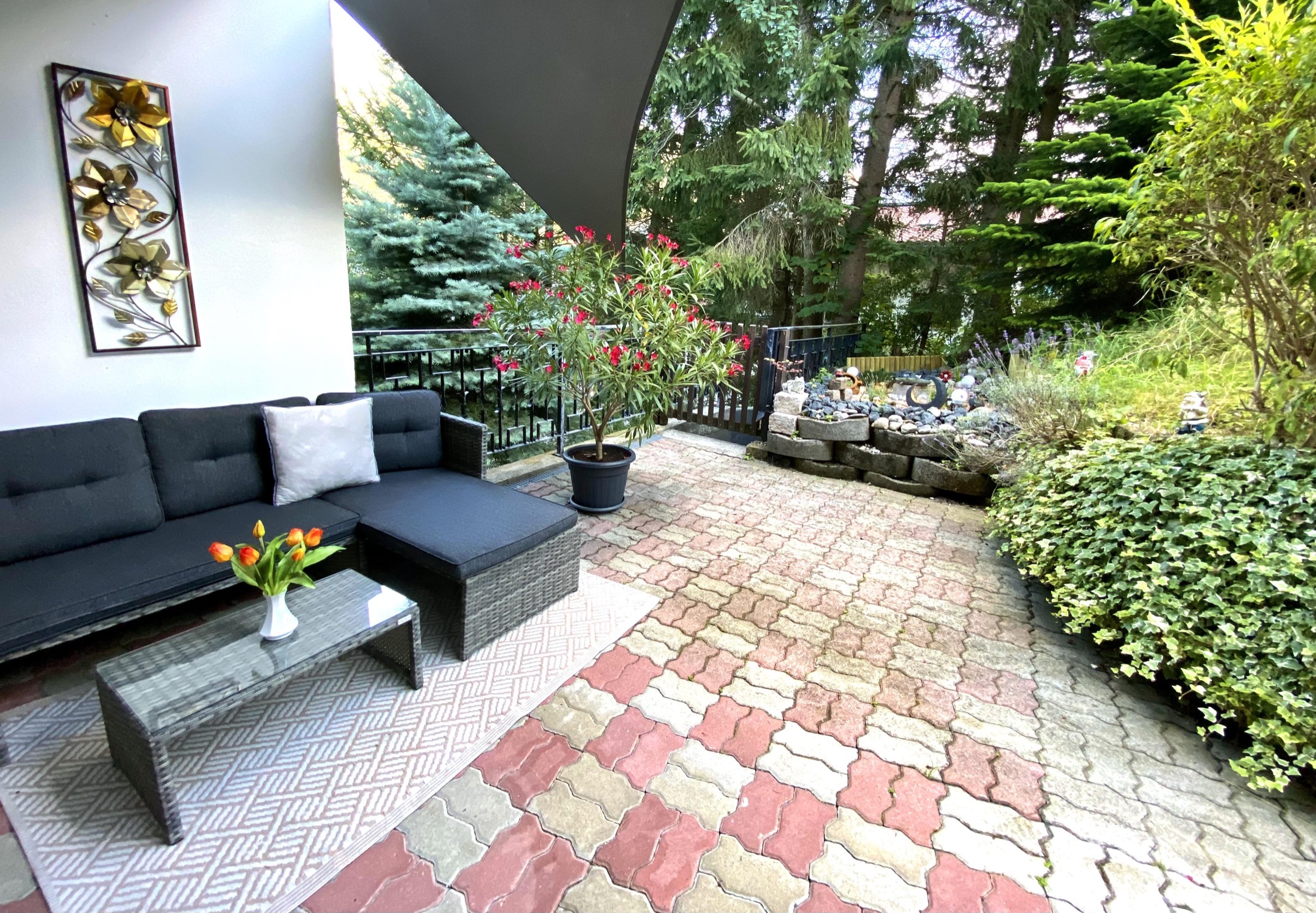 Geschützter Garten- und Terrassenbereich