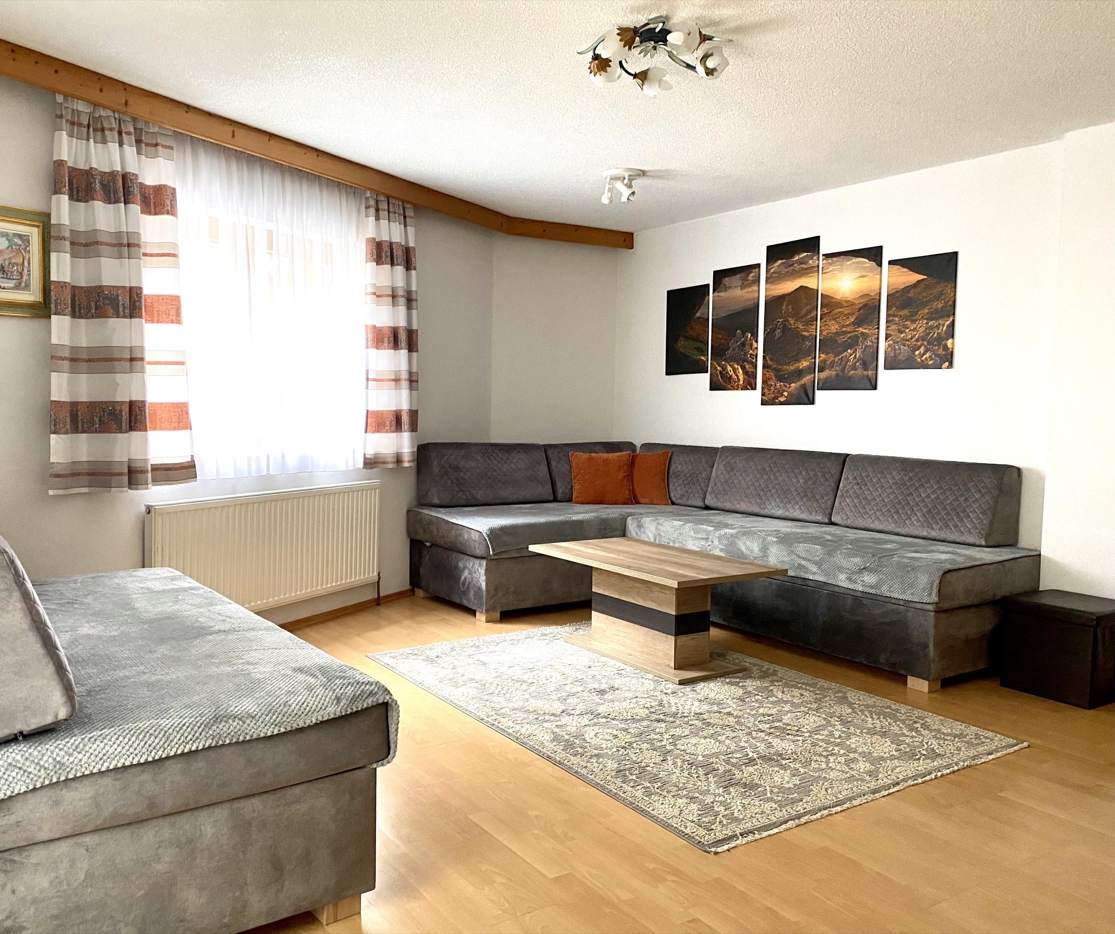 Großzügiger Wohnraum der Ferienwohnung 3